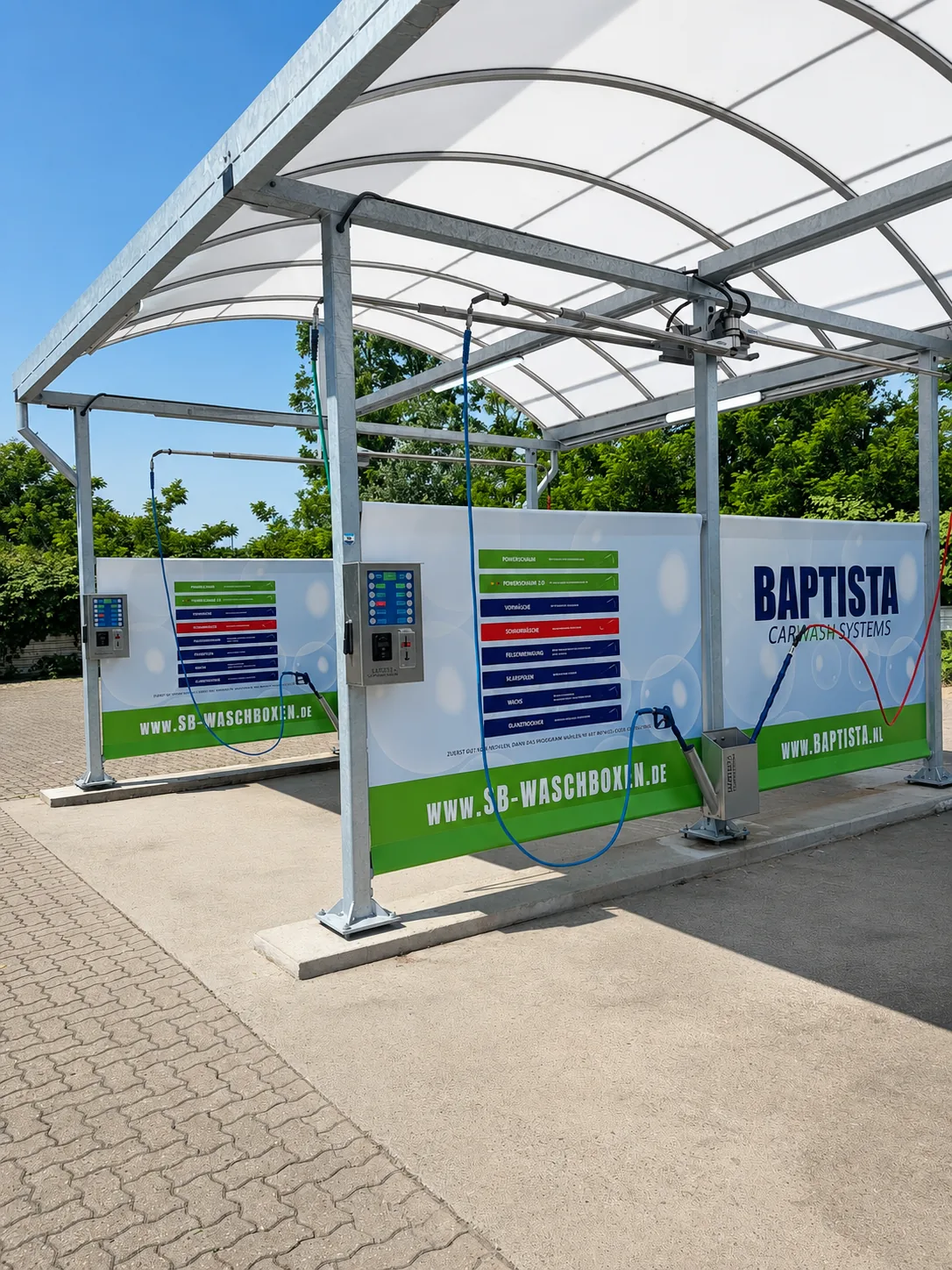 Baptista Waschbox mit gebogener Überdachung, Programmtafel und Hochdrucklanze im Sonnenlicht